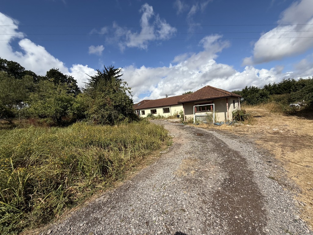 Lot: 114 - DETACHED BUNGALOW WITH APPROXIMATELY 11.6 ACRES, REQUIRING RENOVATION - Reverse side of the property